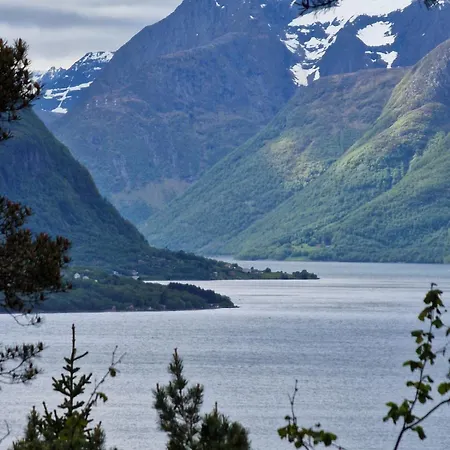 Romantic Off-grid With Fjord & Mountain Views * Ålesund