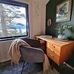 Privat Cosy Off-grid With Fjord View Near Ålesund